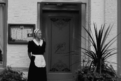 teatime-entree-met-serveerster-in-uniform